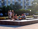 Детишки развлекаются у вечного огня на площади Победы